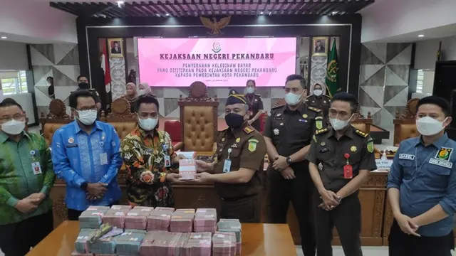 Pengembalian dugaan korupsi reses DPRD Pekanbaru ke Kejari setempat.