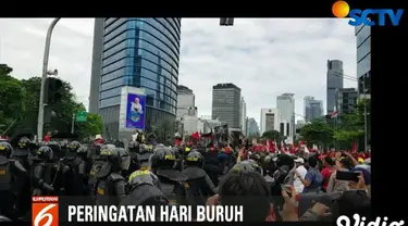 Banyaknya jumlah buruh yang memaksa menembus barikade polisi membuat pagar pembatas jalur busway rusak.