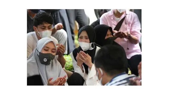 8 Potret Prosesi Pemakaman Dorce Gamalama, Diiringi Isak Tangis Keluarga