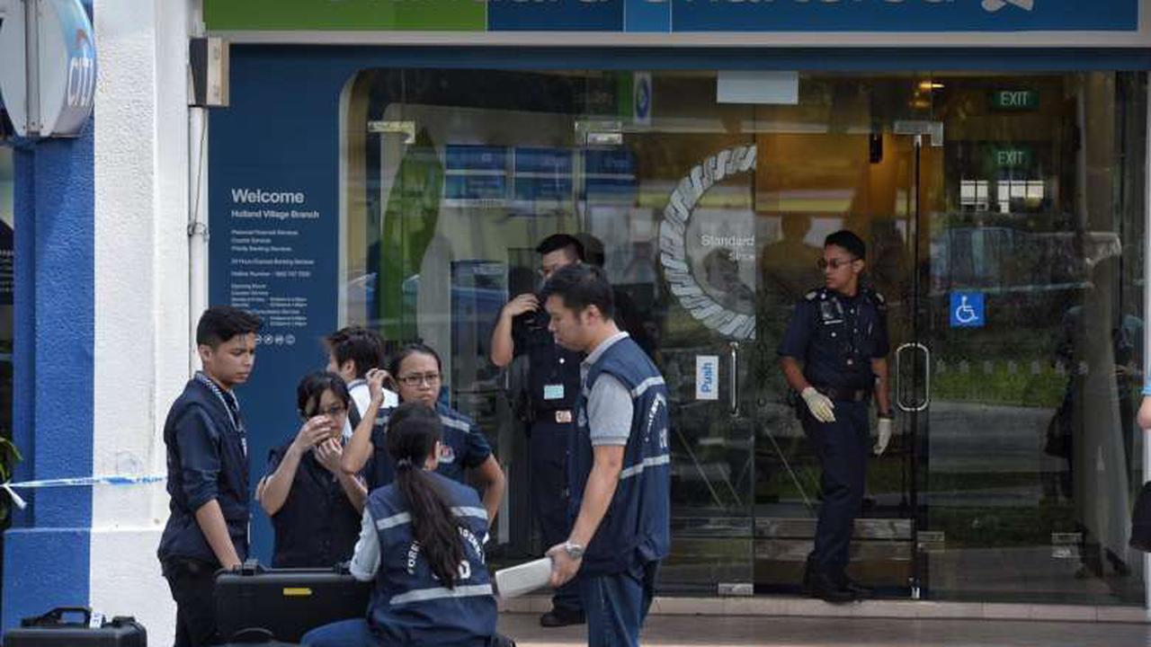 Suasana pascaperampokan di bank Standard Chartered di Holland Village, Singapura