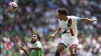 Marquinhos (PSG) menyundul bola dari Nouhou Tolo (Seattle Sounders) dalam laga Club World Cup Grup B antara Seattle Sounders dan PSG di Seattle, 23 Juni 2025. (AP Photo/Lindsey Wasson)