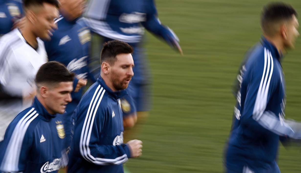 Gelandang Argentina, Lionel Messi, berlari ringan saat latihan di Valdebebas, Madrid, Senin (18/3). Latihan ini merupakan persiapan jelang laga persahabatan melawan Venezuela. (AFP/Gabriel Bouys)