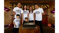 Ulang Tahun Anak di Hari Sumpah Pemuda, Ashanty Kompak Pakai Kaus Putih