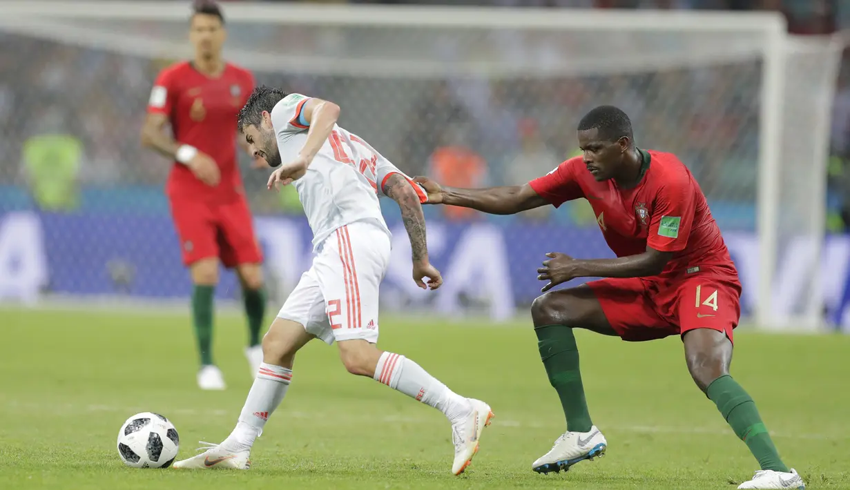 Gelandang Spanyol, Isco, berusaha melewati gelandang Portugal, William Carvalho, pada laga Grup B Piala Dunia di Stadion Fisht, Sochi, Jumat (15/6/2018). Kedua negara bermain imbang 3-3. (AP/Sergei Grits)