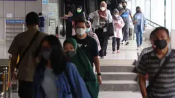 Penumpang berjalan menuju pintu keluar di Stasiun Tanah Abang, Jakarta, Selasa (16/11/2021). Pemerintah telah memperpanjang kebijakan Pemberlakuan Pembatasan Kegiatan Masyarakat (PPKM) Jawa-Bali mulai 16-29 November 2021. (Liputan6.com/Angga Yuniar)
