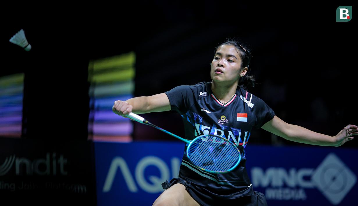 Pebulu tangkis tunggal putri Indonesia, Gregoria Mariska Tunjung berusaha mengembalikan kok ke arah wakil China, Wang Zhi Yi pada babak perempat final Indonesia Open 2024 di Istora, Senayan, Jakarta, Jumat, (07/06/2024). (Bola.com/Bagaskara Lazuardi)