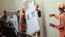 Anggota tim divisi logistik KPU Kecamatan Matraman Gustav mengatakan logistik KPU yang terdiri dari kotak dan bilik suara itu berjumlah masing-masing sebanyak 2.068. (Liputan6.com/Angga Yuniar)