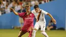 Pemain belakang Real Madrid, Fabio Coentrao (kiri), berusaha merebut bola dari kaki penyerang AS Roma, Juan Iturbe, saat berlaga di Stadion Cotton Bowl, Dallas, (29/7/2014). (REUTERS/Kevin Jairaj-USA TODAY Sports)