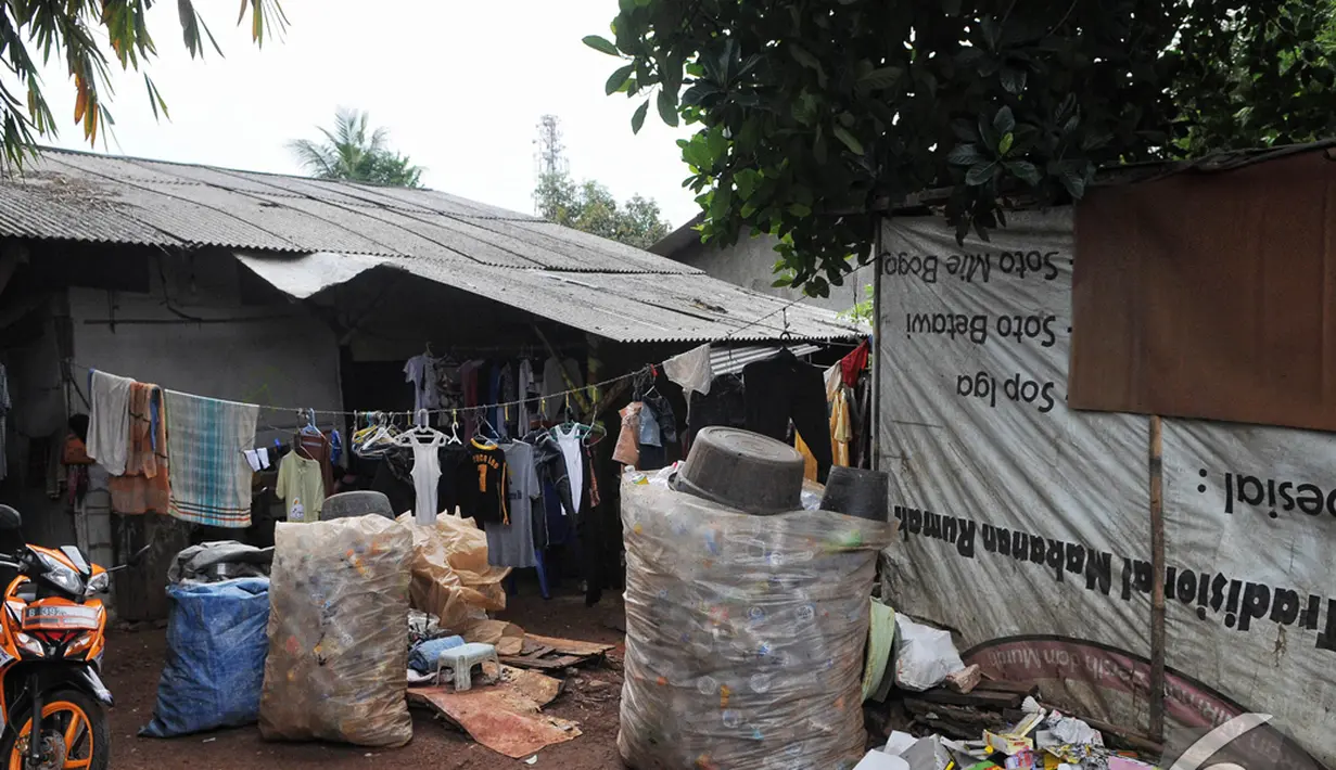 Rumah lama Sony Wakwaw sangat memprihatinkan. Dindingnya bambu dilapisi plastik dan beratapkan asbes. Sementara lantainya beralaskan tanah. Foto diambil pada Kamis (4/12/2014). (Liputan6.com/Herman Zakharia)