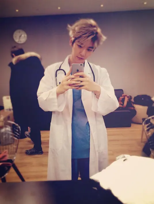 "Saat menulis ini, aku takut membuat kesalahan lagi. Tapi tetap saja aku meminta maaf. Aku ingin meminta maaf pada penggemar," tuturnya. (Foto: instagram.com/baekhyunee_exo)