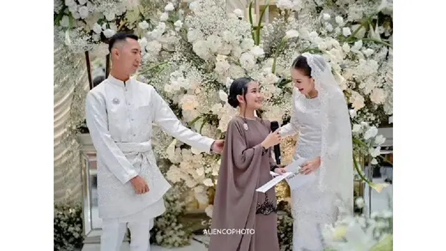 6 Potret Kedekatan Muhammad Fardhana dengan Keluarga Ayu Ting Ting di Momen Lamaran