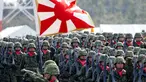 Pasukan bela diri Jepang unit infantri berbaris saat upacara tahunan Pasukan Bela Diri (SDF) di Pangkalan Asaka, Jepang(23/10). Upacara ini dihadiri oleh Perdana Menteri Jepang Shinzo Abe. (Reuters/Kim Kyun-Hoon)