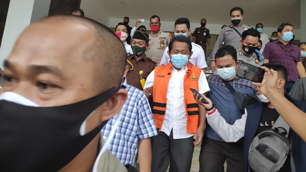 Sekda Riau Yan Prana Indra Jaya digiring petugas Kejati Riau menuju mobil tahanan.