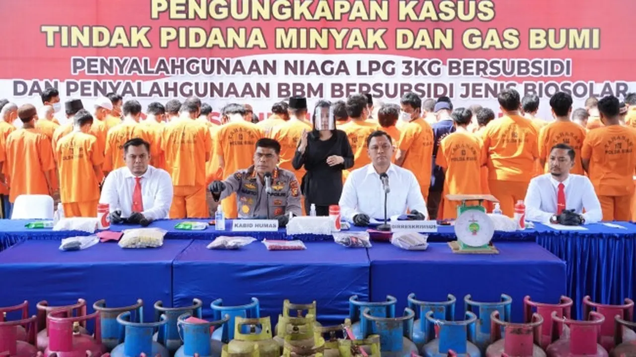 Konferensi pers pengungkapan penyelewengan BBM subsidi yang dilakukan oleh puluhan orang.