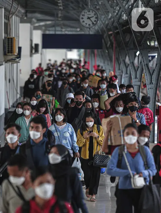 Pengguna KA Jarak Jauh tiba di Stasiun Pasar Senen, Jakarta, Senin (3/1/2022). Jumlah tersebut mencapai 69% dari kapasitas yang KAI sediakan yaitu total 234.262 tempat duduk KA Jarak Jauh. (Liputan6.com/Faizal Fanani)