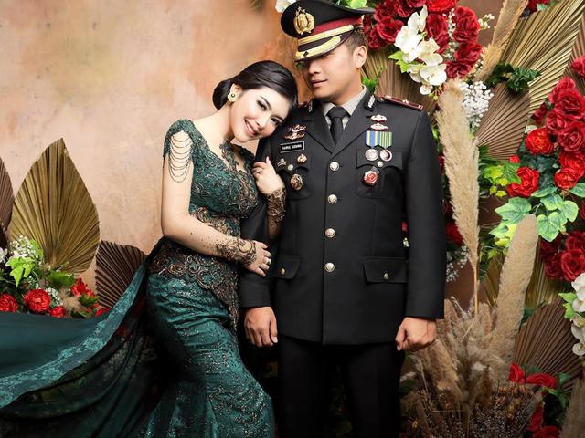 Selebgram Rica Andriani Gelar Resepsi Pernikahan Saat Wabah Corona Suami Yang Polisi Kini Dimutasi Showbiz Liputan6 Com Unggahan foto tersebut pun menuai ragam komentar selamat dari rekan artis maupun fans. selebgram rica andriani gelar resepsi