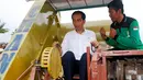 Presiden Jokowi mencoba mengoperasikan mesin panen padi buatan warga setempat di Kabupaten Pinrang, Sulawesi Selatan, Rabu (5/11/2014). (Rumgapres/Agus Suparto)