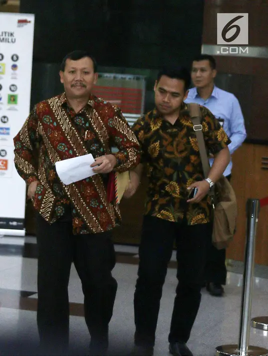 Sekretaris Daerah (Sekda) Jawa Barat Iwa Karniwa usai menjalani pemeriksaan di Gedung KPK, Jakarta, Kamis (29/11). Iwa diperiksa sebagai saksi kasus suap pengurusan izin pembangunan Meikarta. (Liputan6.com/Herman Zakharia)