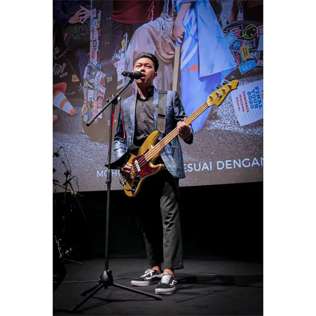6 Gaya Bayu Skak saat Manggung dengan Gitar Bass, Curi Perhatian