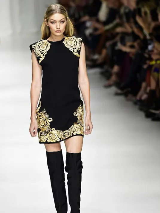 “Muslim berada di kekuatan penuh di lokasi serangan #ISIS NYC hari ini membasuhnya di wajah siapapun. Tanpa maksud dan tujuan apapun, berjalan dengan mengenakan hijabnya,” tulis Loomer. (AFP/Miguel Medina)