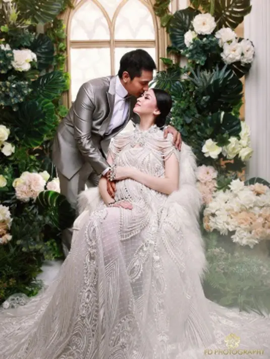 Sedangkan Adi Nugroho tampil begitu gagah dengan jas berwarna silver. (instagram.com/donitabhubiy)