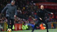 Pelatih Manchester City, Pep Guardiola (kanan) bersama pelatih Manchester United, Jose Mourinho memberi instruksi kepada pemainnya saat bertanding di Liga Inggris di Old Trafford Stadium, Inggris, (10/12). City menang atas MU 2-1. (AP Photo/Dave Thompson)