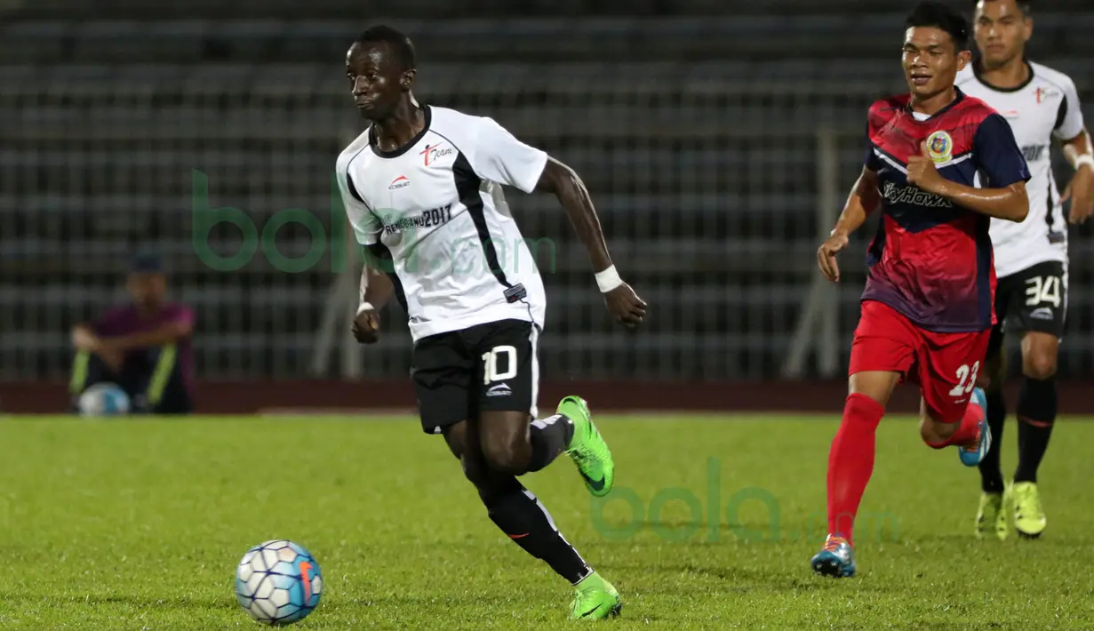 Gelandang  T-Team Malaysia, Makan Konate, menggiring bola saat berlaga melawan ATM FA pada laga play-off Malaysia Super League 2016. (Bola.com/Nicklas Hanoatubun)