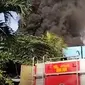 Gardu listrik milik PLN di Jalan Gili Sampeng, Kebon Jeruk, Jakarta Barat terbakar pada Kamis (7/10/2021). (Foto: tangkapan layar video dari Humas Damkar DKI Jakarta)