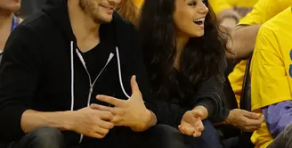 Kisah cinta Mila Kunis dan Asthon Kucther begitu tak direncanakan. Ternyata, ada kisah unik di pernikahannya yang senantiasa harmonis. (AFP/Bintang.com)