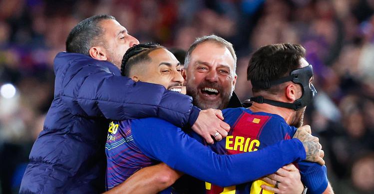 Pelatih dan pemain Barcelona merayakan kemenangan krusial setelah mengalahkan Atletico Madrid 3-1 dalam lanjutan pekan ke-15 La Liga 2025/2026 di Camp Nou, Rabu dini hari WIB, 3 November 2025. (AP Photo/Joan Monfort)