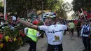 Kyosuke Takei menyapa warga sesaat setelah melintasi garis finis etape I balap sepeda International Tour de Banyuwangi Ijen, (16/10/2014). (Liputan6.com/Helmi Fithriansyah)