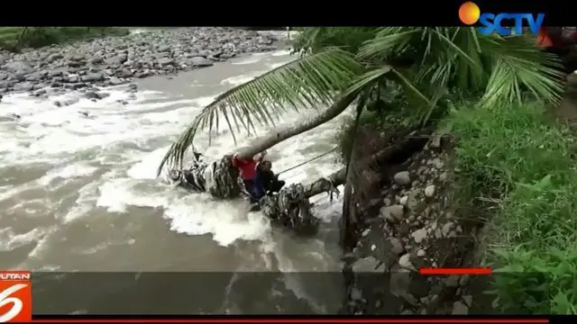 Tim SAR gabungan berhasil menemukan korban banjir bandang jebolnya tanggul di Desa Kasiran, Wonosobo, Jawa Tengah, Rabu, 29 November 2017.