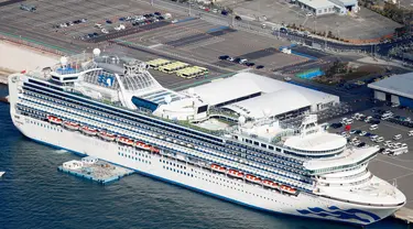 Kondisi kapal pesiar Diamond Princess yang dikarantina di sebuah pelabuhan di Yokohama, Jepang, Rabu (19/2/2020). Kedutaan Besar Republik Indonesia di Tokyo mengonfirmasi WNI yang terinfeksi virus corona (COVID-19) di kapal tersebut bertambah menjadi empat orang. (Yuta Omori/Kyodo News via AP)