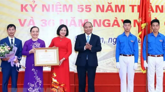 Perdana Menteri Vietnam, Nguyen Xuan Phuc (tengah) dalam perayaan Hari Guru Vietnam ke-36 (20/11) (sumber: Vietnam News Agency)