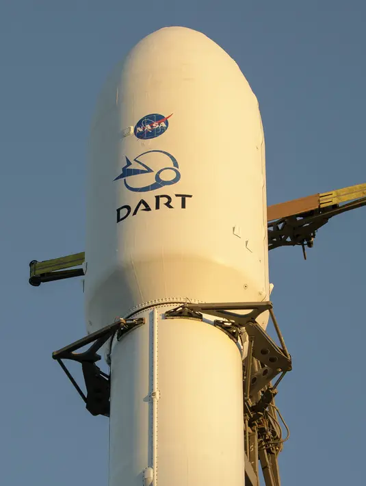 Roket SpaceX Falcon 9 dengan pesawat ruang angkasa Double Asteroid Redirection Test (DART) terlihat di Space Launch Complex 4E, Vandenberg Space Force Base, California, AS, 23 November 2021. Asteroid yang dituju DART, Didymos, memiliki bagian utama berukuran 780 meter. (Bill Ingalls/NASA via AP)