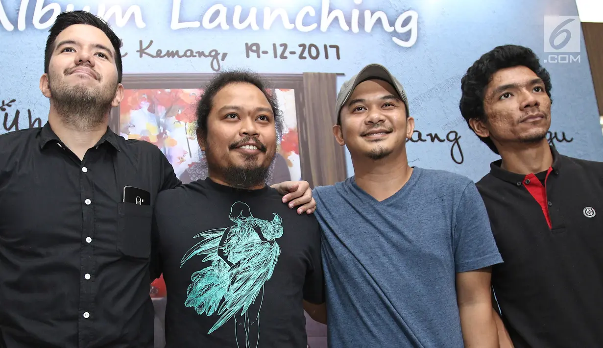 Grup musik Payung Teduh yang beranggotakan Comi, Mohammad Istiqamah, Alejandro Saksakame dan Ivan Penwyn berfoto bersama saat merilis album terbaru di kawasan Kemang, Jakarta, Selasa (19/12). Album ini bertajuk Ruang Tunggu. (Liputan6.com/Herman Zakharia)