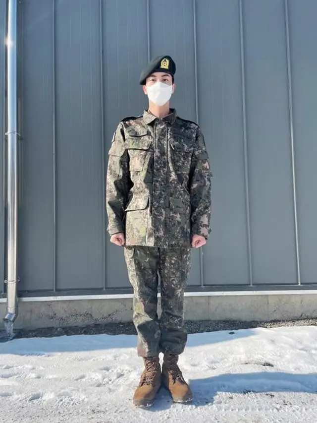 6 Pesona Jin BTS saat Pakai Seragam Militer, Gagah Banget