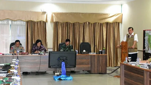 Rapat pengendalian kebakaran lahan di Riau yang dihadiri Panglima TNI dan Kapolri serta Menteri LHK.