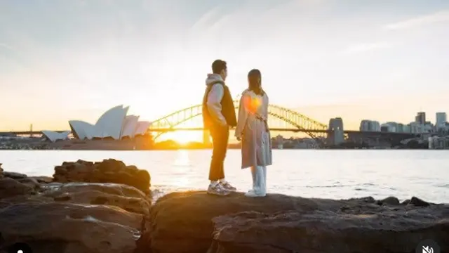 Anthony Sinisuka Ginting Melamar Mitzi Abigail dengan Latar Gedung Opera Sydney Australia (Foto: instagram sinisukaanthony)