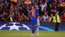 Bek Juventus, Dani Alves memeluk pemain Barcelona, Neymar usai pertandingan leg kedua perempat final Liga Champions di stadion Camp Nou, Barcelona (19/4). Hasil pertandingan tersebut imbang dengan skor 0-0. (AFP Photo/Josep Lago)
