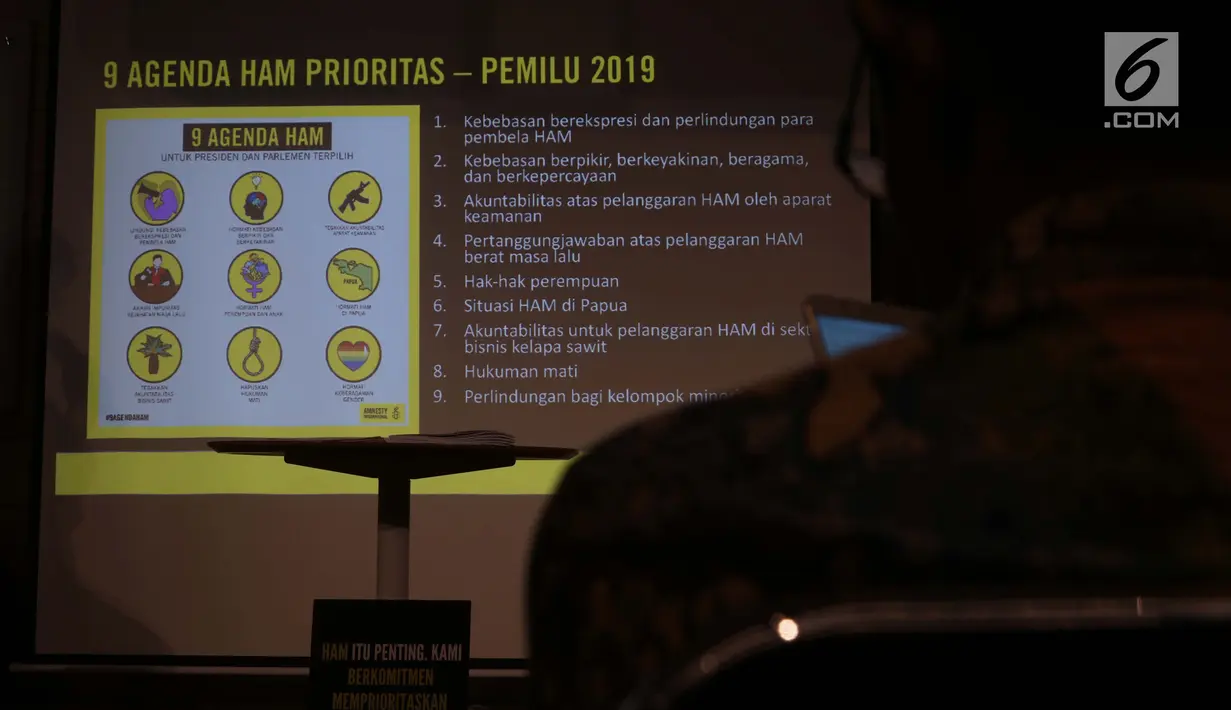 Pewarta mencatat 9 Agenda Prioritas HAM-Pemilu 2019 di Jakarta, Senin (15/4). Amnesty International resmi menyerahkan 9 Agenda Prioritas HAM kepada Ketua Komnas HAM dan perwakilan kandidat Capres/Cawapres RI. (Liputan6.com/Helmi Fithriansyah)
