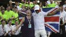 Lewis Hamilton merayakan keberhasilan merebut gelar juara Dunia F1 2017 bersama ibunya, Carmen Larbalestier di Hermanos Rodriguez racetrack, Mexico City, (29/10/20170). Hamilton finis kedelapan pada balapan tersebut.(AP/Rebecca Blackwell)