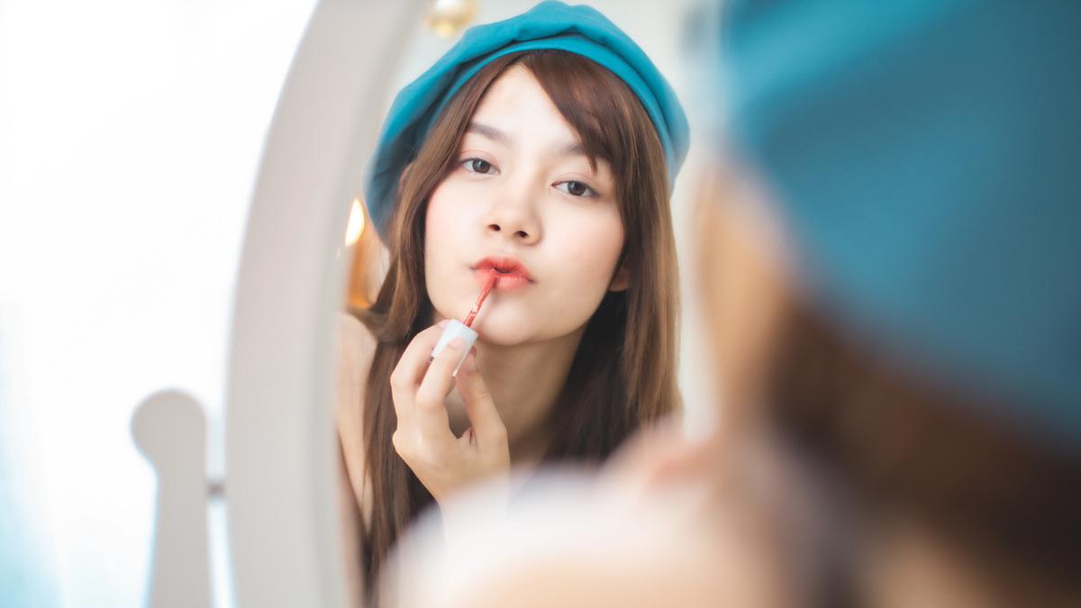 Bibir Tetap Fresh dari Pagi hingga Malam, Ini Rahasia Soft Ombre Lips Andalan Gen Z