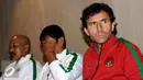 Pelatih Timnas Indonesia, Luis Milla Aspas (kanan) menyimak pertanyaan saat diperkenalkan di kantor PSSI, Jakarta, Kamis (9/2). PSSI secara resmi mengumumkan pelatih timnas Indonesia Senior, U-19 dan U-16. (Liputan6.com/Helmi Fithriansyah)