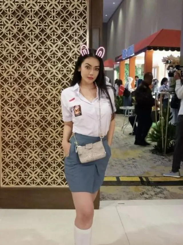 Nia Anggia, adik mendiang Julia Perez pakai seragam SMA (instagram/anggitheperez)