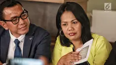 Artis Elly Sugigi beserta kuasa hukumnya, Arifin Harahap menunjukkan bukti transfer saat klarifikasi kasusnya dengan Tessa Mariska di Jakarta, Selasa (28/8). Menurut kuasa hukumnya, Elly sudah membayar utangnya kepada Tessa. (Liputan.com/Faizal Fanani)