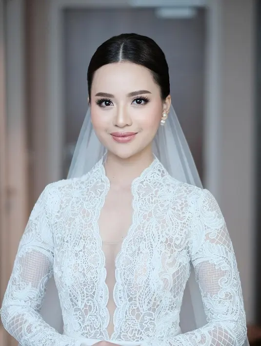 Makeup flawless di hari pernikahannya ini membuat Anggi Marito tampil luar biasa manglingi. [Foto: Instagram/anggimarito]