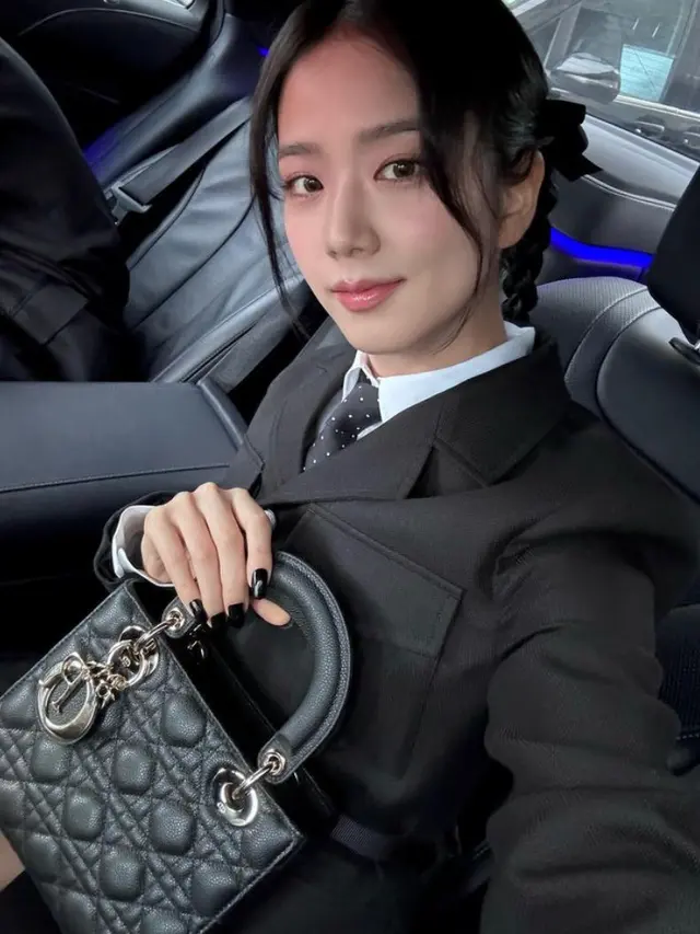 Adu Gaya Empat Member Blackpink di Paris Fashion Week. [@sooyaaa__]