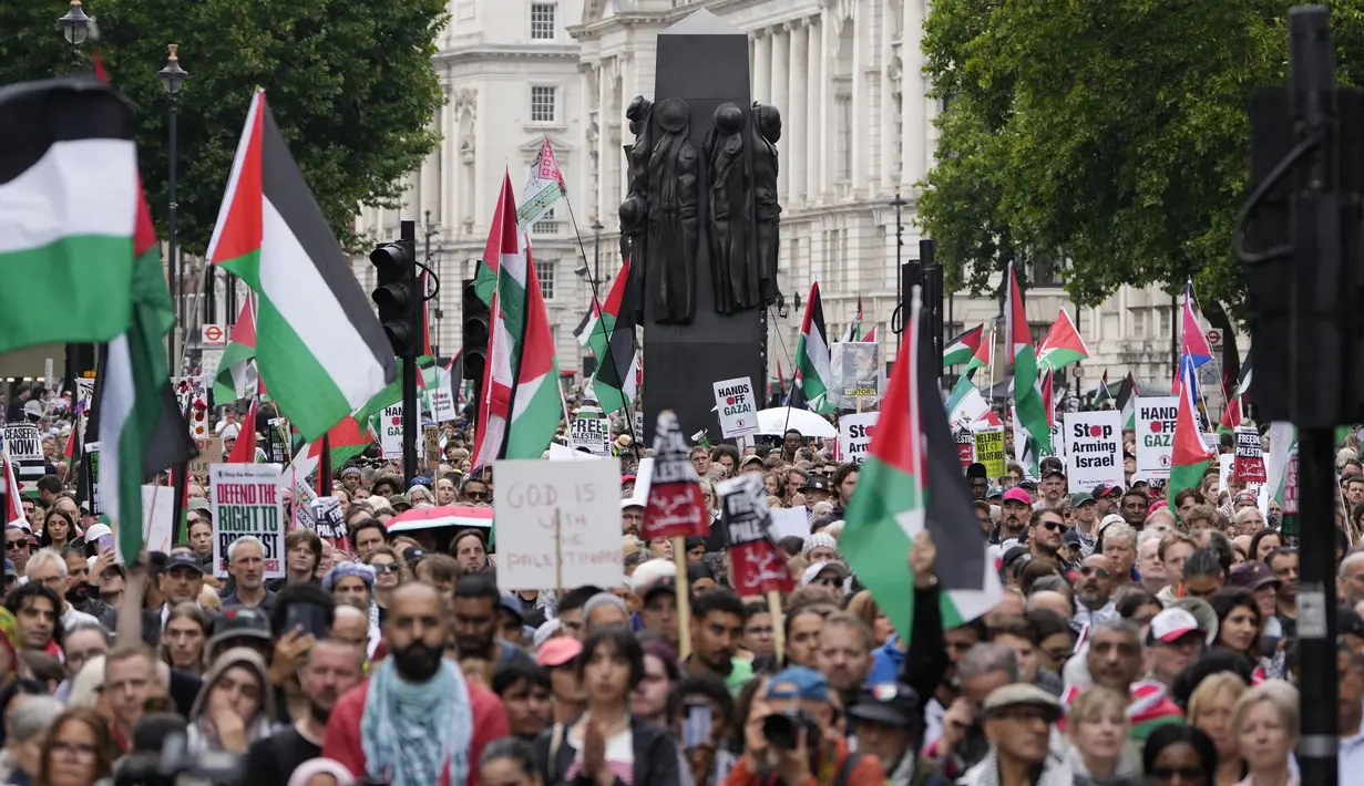 Aksi unjuk rasa ini bagian dalam ‘Pawai Nasional untuk Palestina’ yang diselenggarakan oleh Kampanye Solidaritas Palestina. (CARLOS JASSO/AFP)