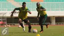 Ryuji Utomo (kiri) berebut bola dengan Boaz Salossa saat seleksi timnas Indonesia tahap pertama di Stadion Pakansari, Bogor, Selasa (9/8). Sementara, prestasi terbaik Indonesia di AFF hanya Runner Up. (Liputan6.com/Helmi Fithriansyah)